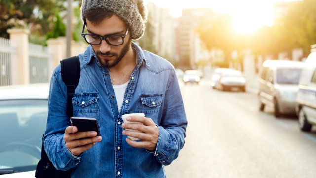 Como a maneira que você usa seu celular pode impactar na sua postura?