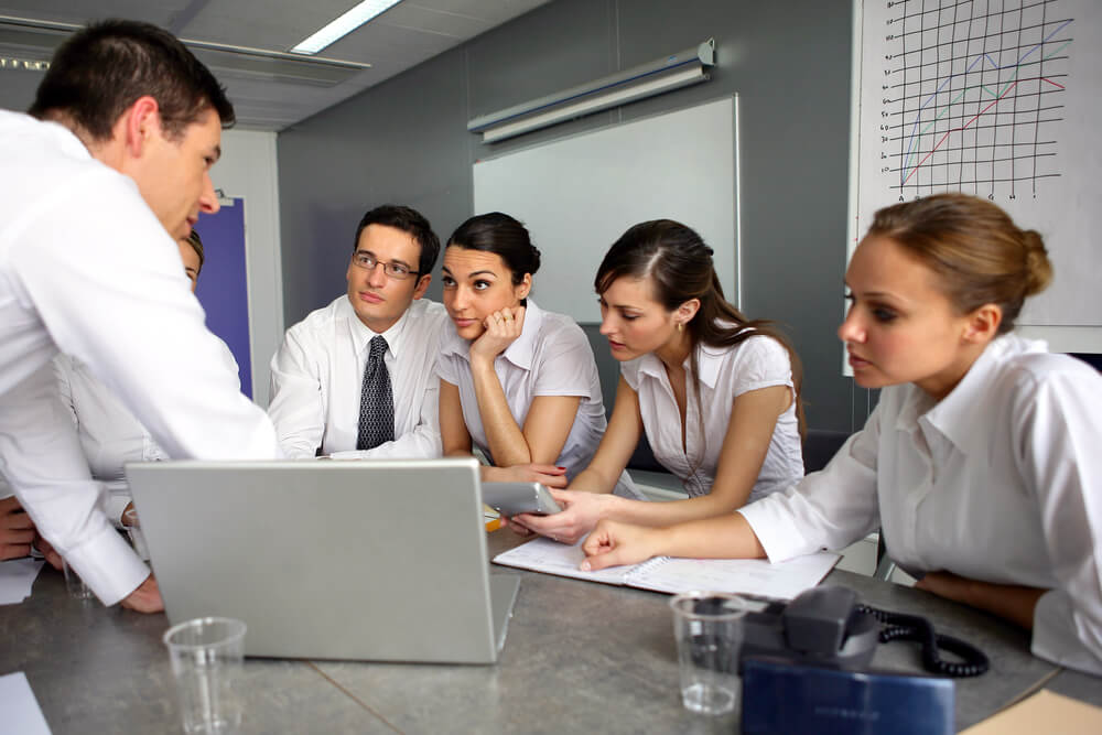 Liderança democrática em reunião de trabalho